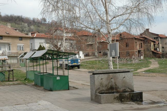 コウノトリ村はゆるい斜面に家が建っていました。