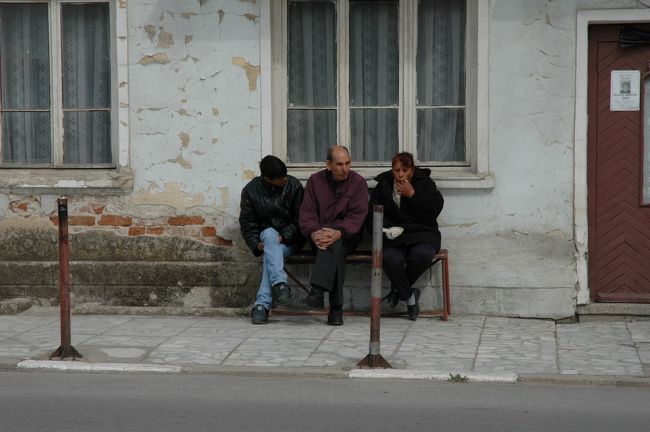 現地の人が、何やら話し込んでいます。