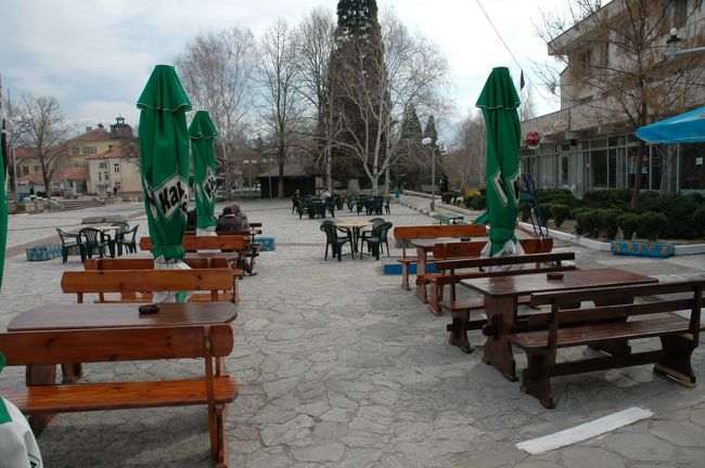 広場にはこのようなオープンカフェがあります。