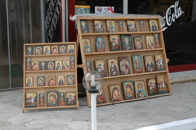 広場にはイコンが陳列されていました。