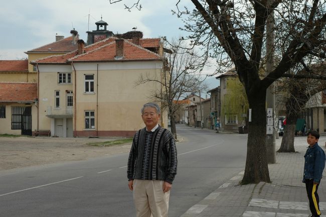 コウノトリの巣をバックに。