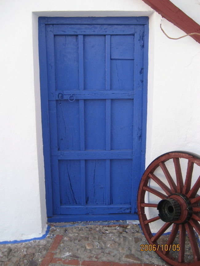 真っ白の壁に真っ青のドアがいい感じ！