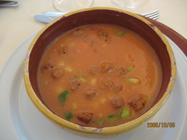 スペインの遅いランチは１時過ぎから。今日は暑い夏、食欲がないときにピッタリの冷たいスープ、ガスパッチョです。にんにくがきいてる〜。