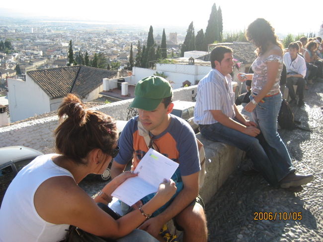 お昼のあとはグラナダのサンニコラス展望台まで長い、長いバスの旅です。夕闇にライトアップされ、夕陽があたってそれこそ『赤い城』アルハンブラ宮殿になるところをみんな見ようと人が集まって来ています。恋人たちは早くも二人だけの世界。