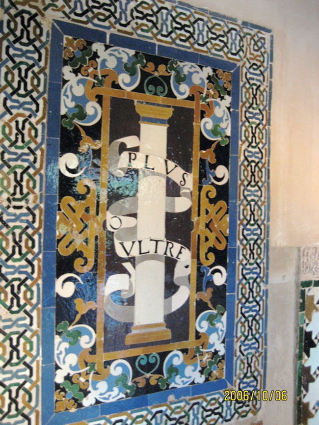 アラビア模様の絵タイルが周りの壁に。これは＄という字の元になったものとか。