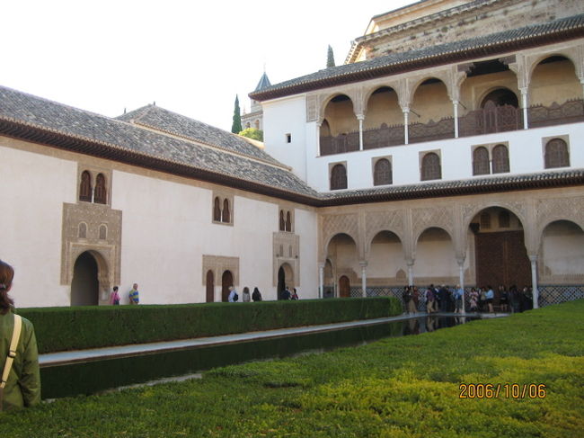 表紙と同じ「アラヤネスの中庭」。アラヤヌス（天人花）はこの両側の生け垣のこと