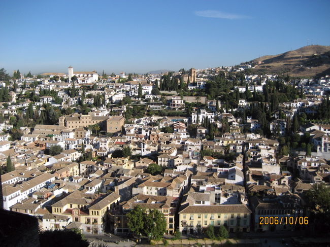宮殿から眺めるアルバイシン地区。昨日の夕方行ったサンニコラス展望台もこちらにあるはず。