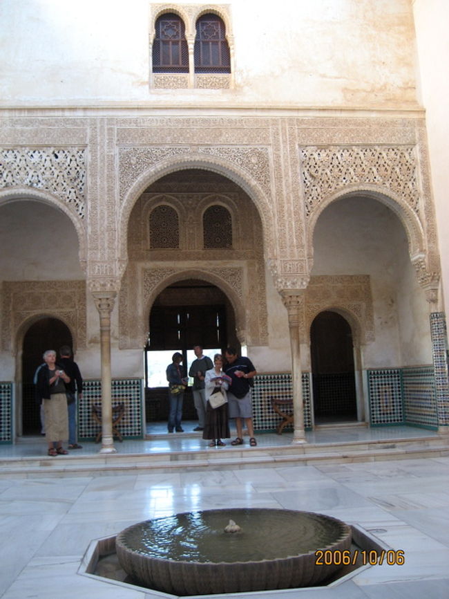 最初に現れる噴水のある中庭。