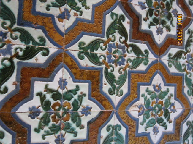 壁に飾れたタイルが美しい。