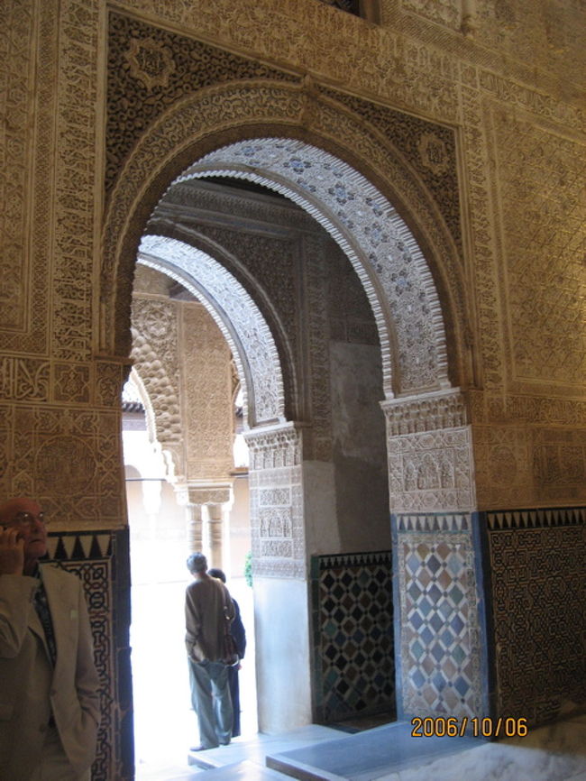 ライオンの中庭に面したアベンセラへスの間（？）イスラム建築らしく素敵！