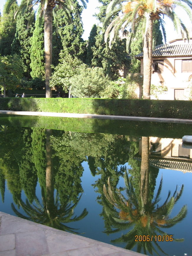 さあ、ここで少し休んでから歩いて１０分程の夏の離宮へネラリフェへ行きます。