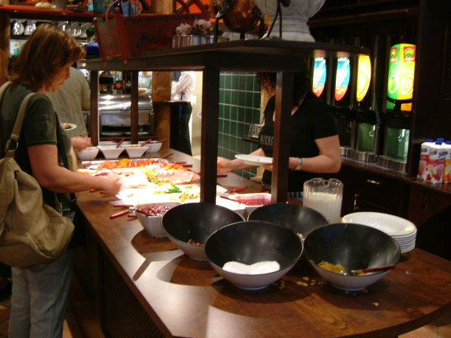 三ツ星クラスのホテルだとパン、ジャム、ジュース、コーヒーくらいですが、北欧は朝からしっかりと食事を取るようです。名物のニシンの酢漬けが３種類あって美味しかったです。