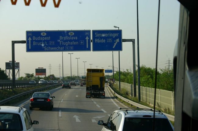 ウィーンを朝8時くらいに出発。<br />高速道路でブダペストを目指します。<br />ブダペストまでは2時間30分くらい。<br />近いです。
