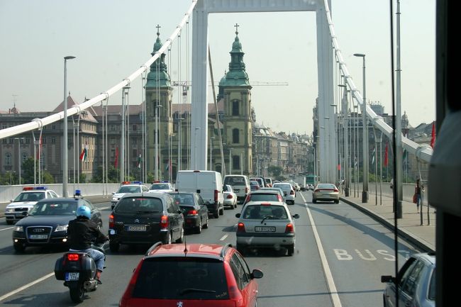ブダペストに到着。<br />ドナウ河にかかる橋を渡ります。