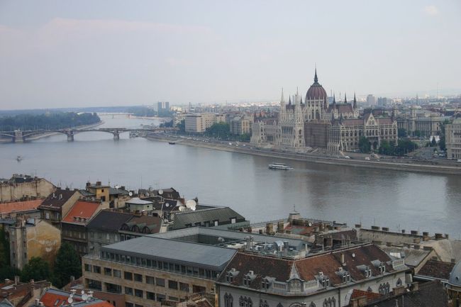 ブダ地区の丘から眺めたペスト地区。<br />夜景はホントにきれいらしいです。