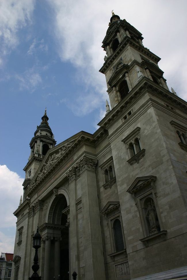 ブダペストのシュテファン寺院です。<br />有料ですが塔に上ることもできます。<br />塔からはブダペストの街が一望できます。