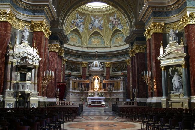 シュテファン寺院内部です。<br />後ろの上部にあるパイプオルガン？は必見です。