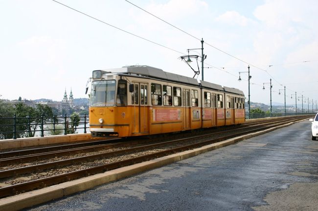 ブダペストを走る電車。<br />レトロな感じがいい味出してます。
