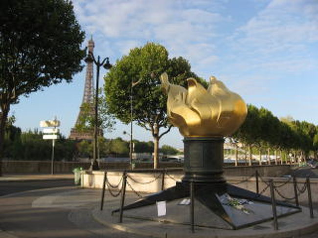 階段上がるとすぐにアルマ広場が。<br />この下の自動車専用道路は<br />ダイアナ妃が亡くなった場所です。<br />この日も花が備えてありました。<br />