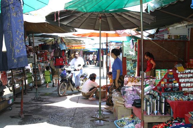 ミャンマー側に入ってすぐのところにあるマーケットです。<br />ここではタイ・バーツのお金がそのまま使えます。<br />いろいろ笑えるものがあって面白い！