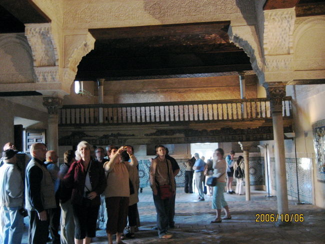 最初に入る部屋が少し薄暗いメスアルの間。裁判所だったところで現存する最も古い部分。ここだけ後にキリスト教徒の手が入り礼拝堂となる。