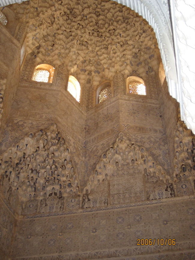 二姉妹の間の丸天井、鍾乳石の複雑な飾り