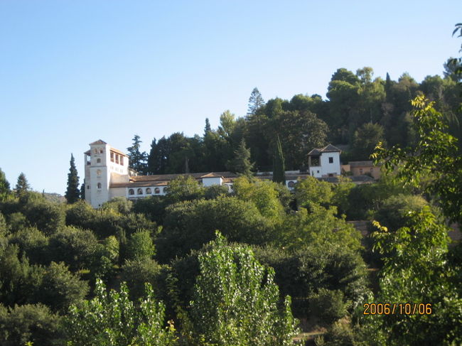 あそこまで目指します。離宮内の中庭「アセキアの中庭」はホントにすばらしい。夏の暑い中、噴水の涼しげな水音と周りの緑、、、オアシスとはこのことでしょう。残念ながら観光客が多くていい写真が撮れませんでしたのでここは他の方の写真を見て下さい。その３に続く、、、