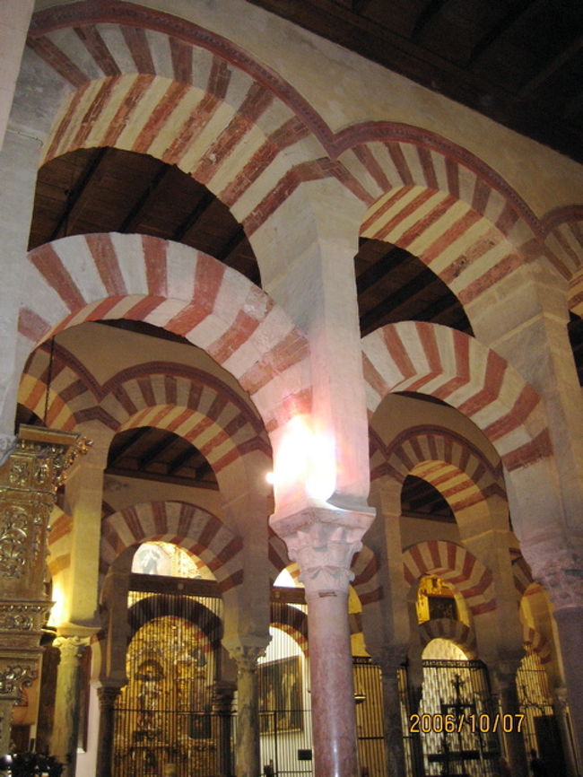 メスキータの内部。虹色の光りが柱にあたって、、、