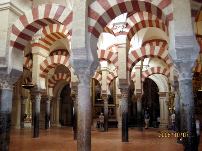 すぐ隣にはキリスト教の礼拝堂がある不思議な空間。イスラム教のモスクとの合体だ。この柱の森の中に迷い込んだような感じが何とも言えずエキゾチック。コーランが聞こえてきそう。