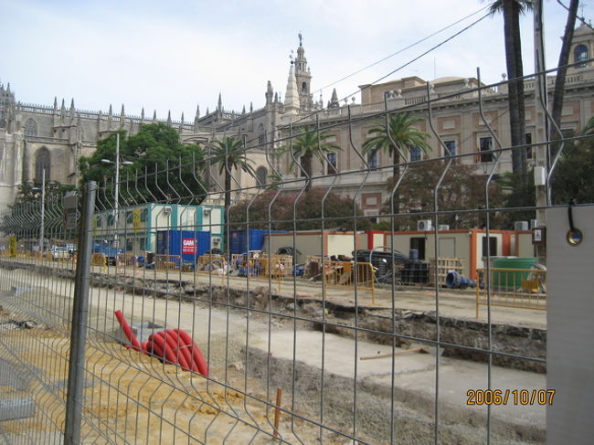 セビリアへ到着し、まずはカテドラルの裏手のお昼のレストランへ。大々的な道路工事がなされていてレストランまで歩くのも一苦労。