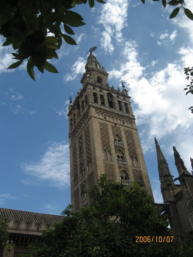 カテドラルの「ヒラルダの塔」登るとセビリアの町が一望できます。空が青い！暑かった！