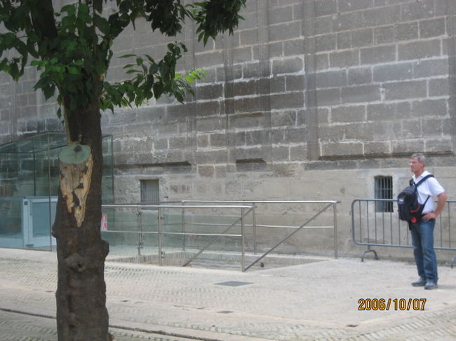 カテドラルの前のオレンジの広場の隅っこにあるのはトイレです。この階段を降りたところ、きれいでした。