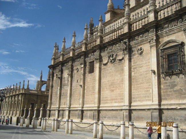 カテドラルの横だと思うんですが、、、結局カテドラルの全景をゆっくり見る事も無く、美しい広場で止まる事も無く、ひたすら歩カセラールでアルカサールの入り口を目指す。ツアーだからね。