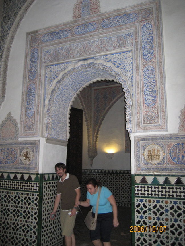 やっぱりタイルやアラビア模様の飾りが素敵。昔はもっと鮮やかな青だったのでしょうね〜。