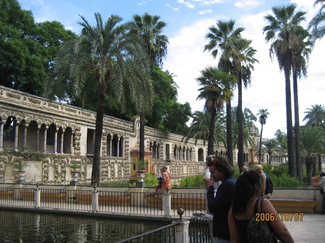 アルカサールの庭園。このあとスペイン広場に行きましたが、そこの温度計は３４度！暑い！夏は４０度を超えるそう、、、、ふ〜、もう暑くて疲れてしまってスペイン広場ではバスを降りませんでした。何かイベントの準備をしていました。