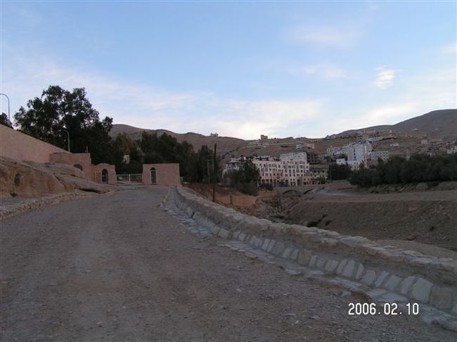 ゲートから歩きます。