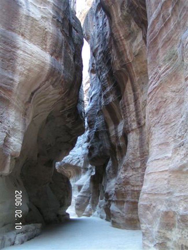 今にも倒れてきそうな岩間。