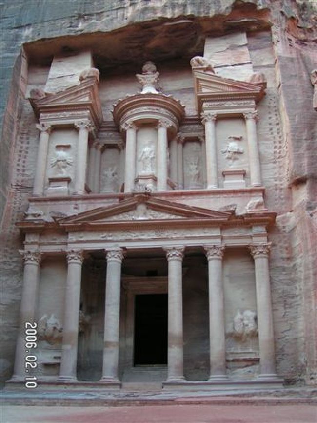 赤、ピンク、白のグラデーションがきれいです。朝日はまだ当たっていません。