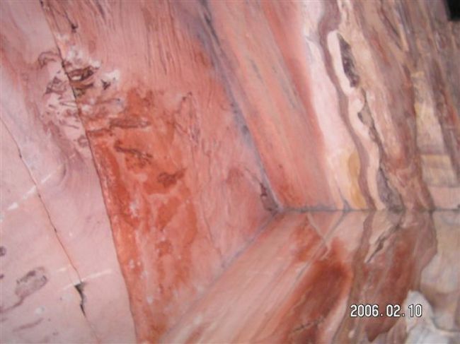 エル・ハズネの中。岩の色が神秘的です。