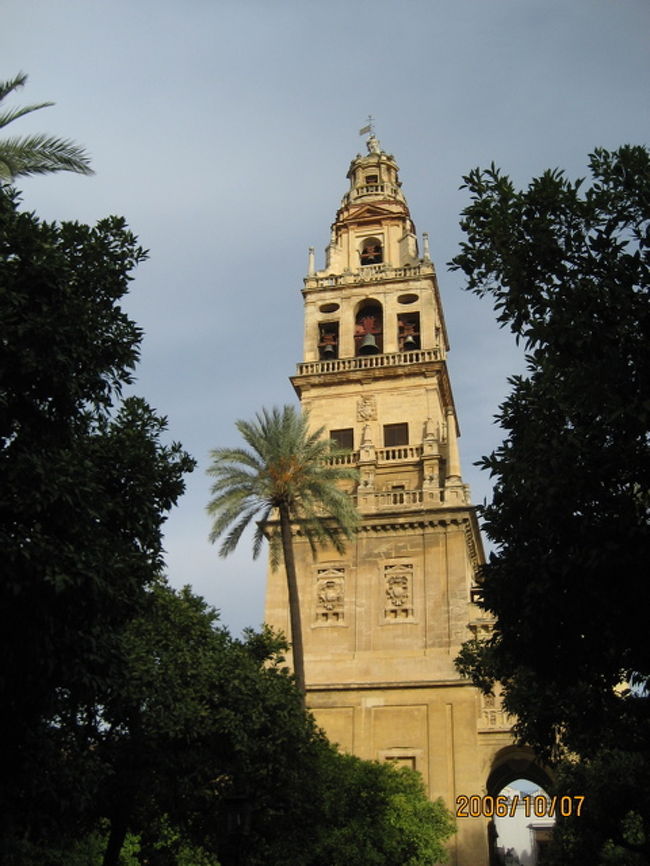 メスキータのミナレットが見えて来ました。コーランの祈りの声は今は聞こえて来ませんが、、、