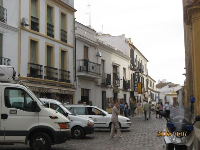 メスキータを出たところ、この先のカフェ兼お土産屋さんで休憩してからこれからバスで２時間弱走ってセビリアに向かいます。