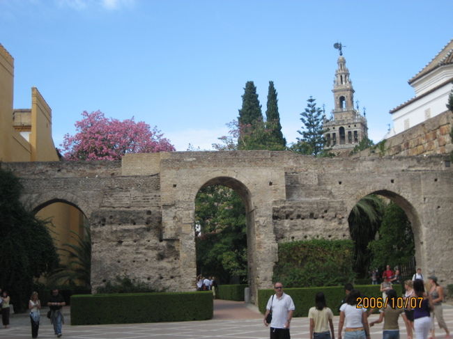 アルカサールの入り口近くから今来た方を振り返って。カテドラルの塔が見えます。あそこからここまで歩いて来たのね。