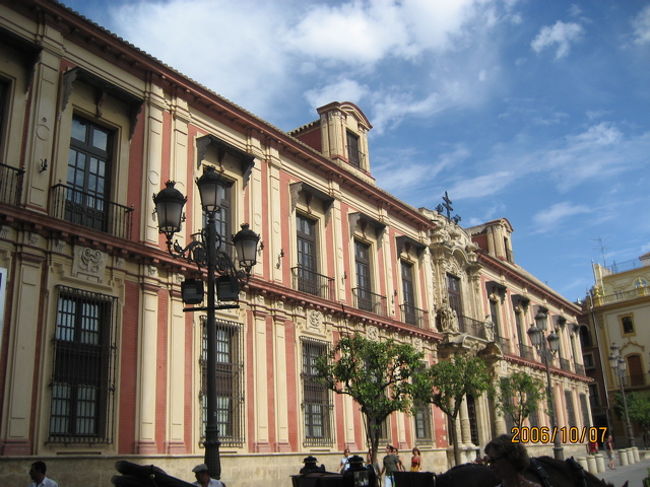 広場に面した建物、ピンク色できれい。