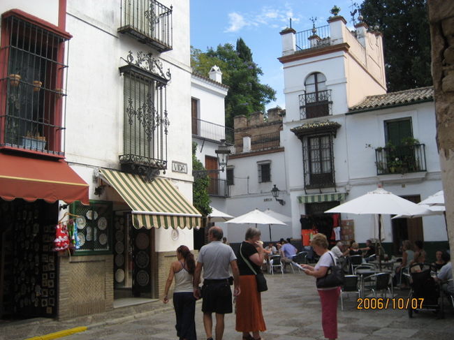 スペイン広場に行く前にサンタクルスの広場でしばし休憩。周辺にはお土産屋さんさん、アイスクリームや水やサンドイッチなど売ってる売店があります。奥の路地を行くと素敵なカフェもあります。その４に続く、、、