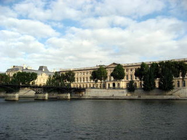 ルーブル美術館<br />広くて写真1枚に収まらない