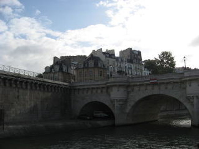 ポン・ヌフ橋<br />シテ島からは<br />船は左岸寄りを進みます<br />