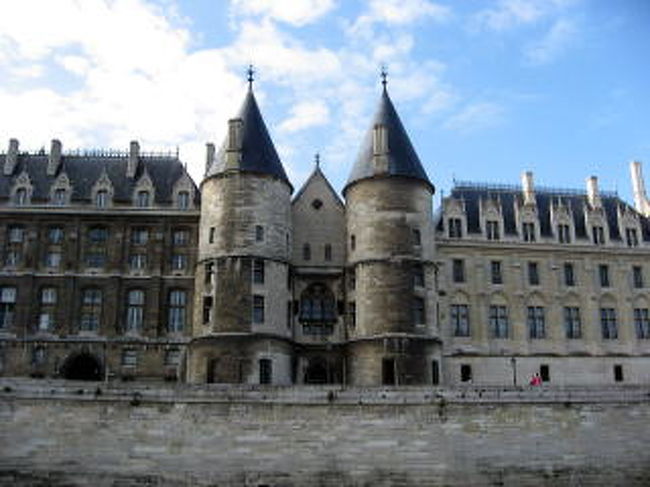 コンシェルジュリー<br /><br />フランス革命時には牢獄となり<br />マリー・アントワネットも<br />収容されていました