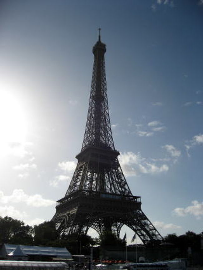 エッフェル搭を真近で