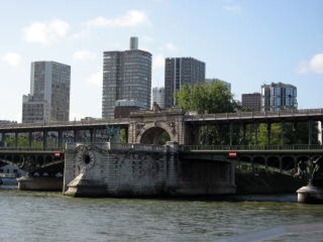 ビル・アケム橋と<br />オフィス街の高層ビル群