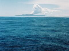 東京湾を南下し、房総半島の州崎沖を通過。すると、急に船の揺れが大きくなった。東京湾を抜け、外海へと出たのである。その後、『おがさわら丸』は、伊豆諸島の島々を遠くに眺めながら、一路父島を目指す。途中、噴煙を上げる島が見えた。６月に噴火した三宅島のようだ。